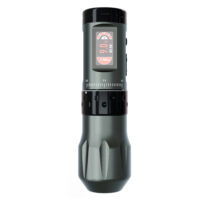 Ava Wireless Pen Machine en gris avec poignée Machine à tatouer sans fil grise avec écran numérique sur fond blanc