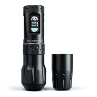 Ava Wireless Pen Machine en noir Machine à tatouer sans fil noire avec deux poignées sur fond blanc