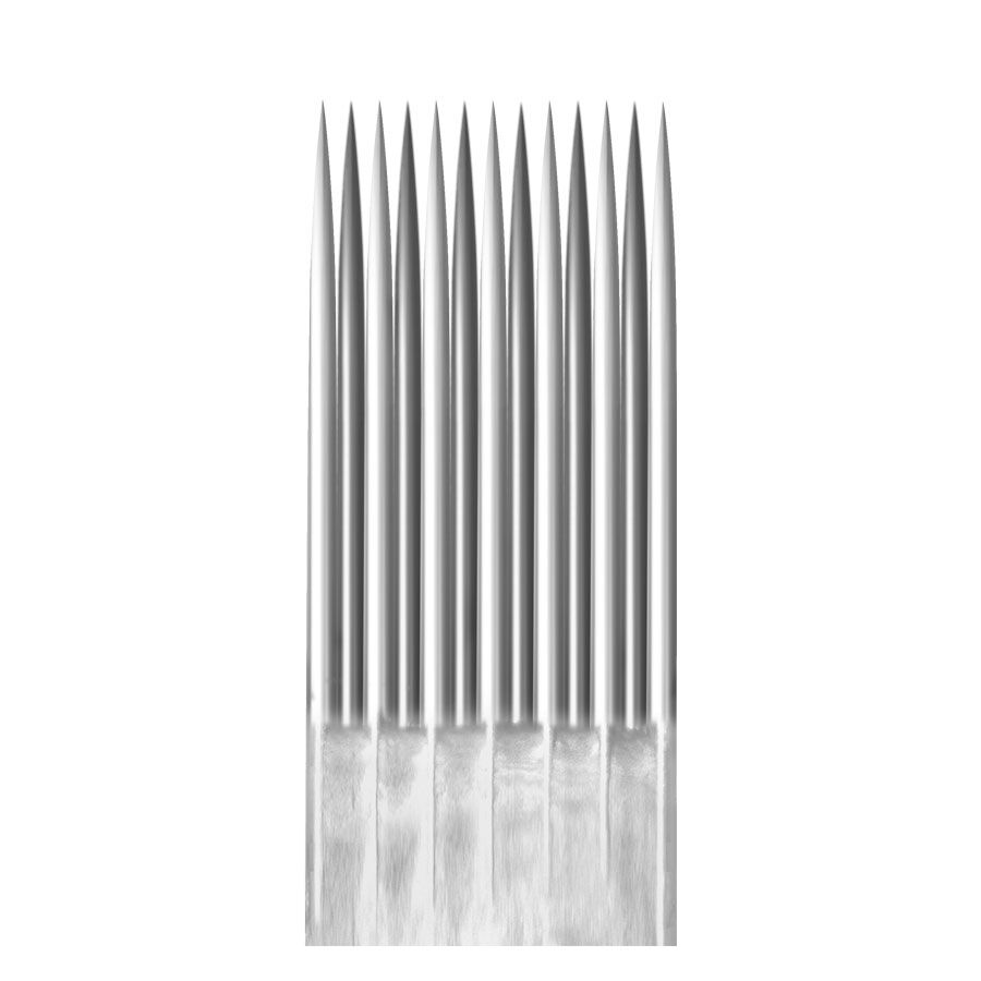 Onze aiguilles de tatouage Kwadron Magnum en acier chirurgical sur fond blanc