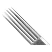 Kwadron Softedge Magnum Kit d'Aiguilles de Tatouage Gros plan sur des aiguilles de tatouage Kwadron en acier chirurgical sur fond blanc