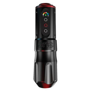 Machine à tatouer noire FK Irons ONE avec batterie Drop In sur fond blanc