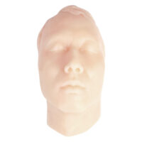 Peau d'entraînement pour tatouage visage en silicone beige Modèle en silicone beige d'un visage masculin sur fond blanc