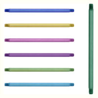 Barres Droites Titan Highline en Couleurs Vives Sept barres droites en titane de couleur violet, vert clair, bleu foncé, violet et bleu clair sur fond blanc