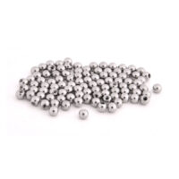 Ensemble de 100 billes filetées en titane argentées 1,2 mm Billes filetées argentées en titane, 100 pièces sur fond blanc