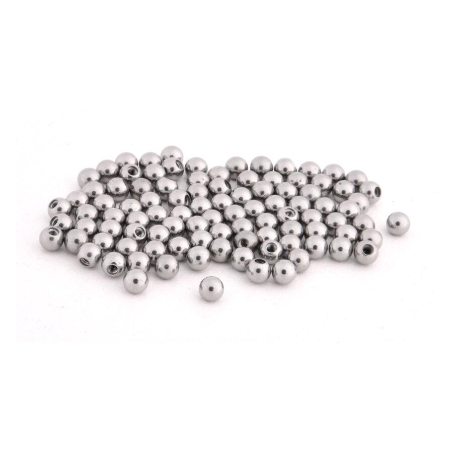 Ensemble de 100 billes filetées en titane argentées 1,2 mm Billes filetées argentées en titane, 100 pièces sur fond blanc