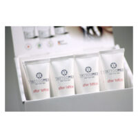 TattooMed® After Tattoo Crème de Soin 100 ml Quatre tubes de crème TattooMed® After Tattoo en emballage blanc