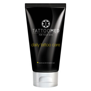 TattooMed® Crème de soin dans un tube noir de 100ml sur fond blanc