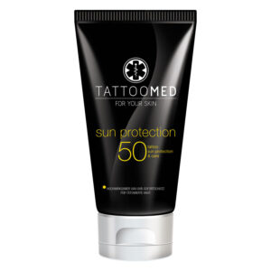 Tube noir TattooMed® Sun Protection SPF50 sur fond blanc
