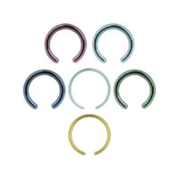 Clip en anneau anodisé sans bille, coloré Six anneaux à clip anodisés colorés sans bille sur fond blanc
