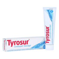 Tyrosur CareExpert Gel pour plaies 100g Tube Tube de Tyrosur CareExpert Gel pour plaies à côté de l'emballage sur fond blanc