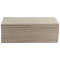 Serviette beige, pliée, 1 pli sur fond blanc