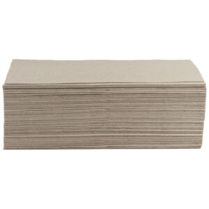Serviette beige, pliée, 1 pli sur fond blanc