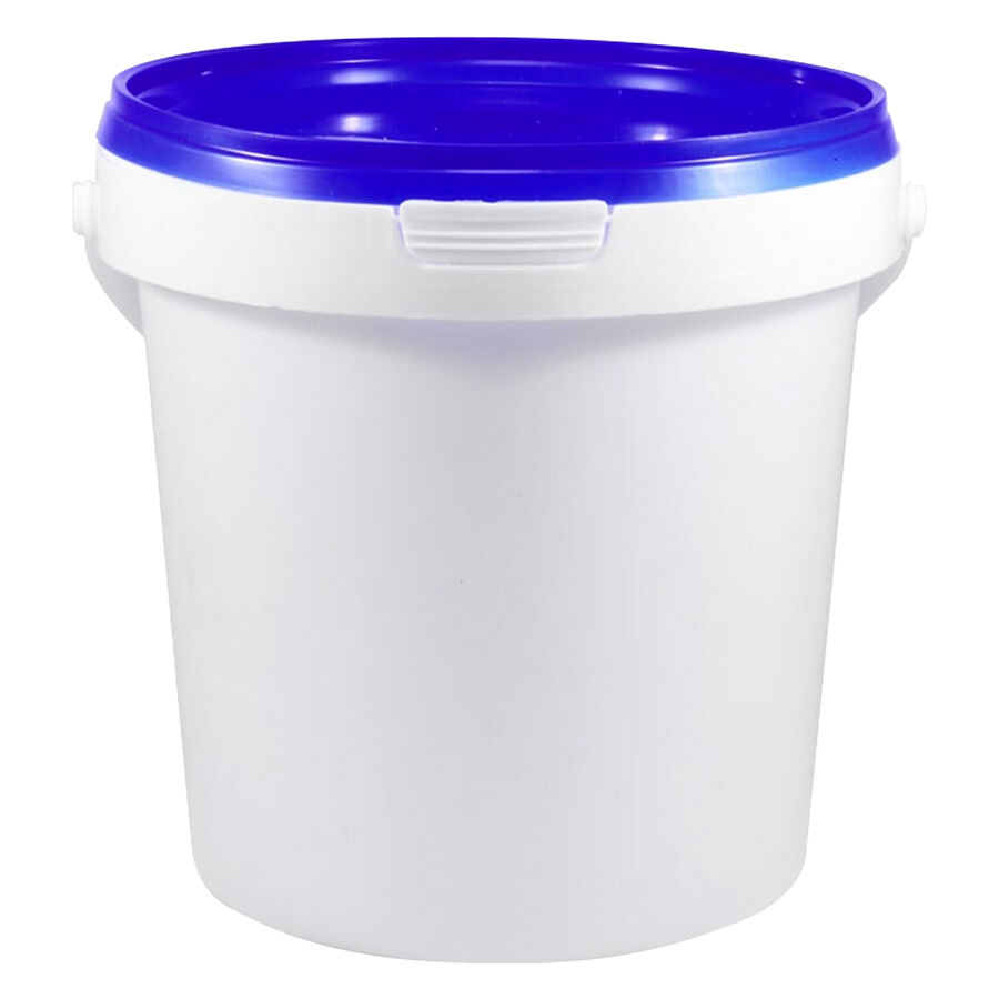 Vaseline dans un seau de 1 kg avec couvercle bleu Pot en plastique blanc avec couvercle bleu sur fond neutre