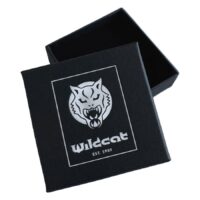 Boîte à bijoux noire avec logo Wildcat Boîte à bijoux noire avec logo Wildcat et couvercle ouvert sur fond blanc