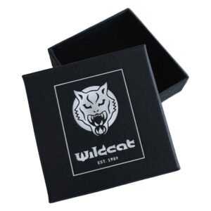 Boîte à bijoux noire avec logo Wildcat et couvercle ouvert sur fond blanc