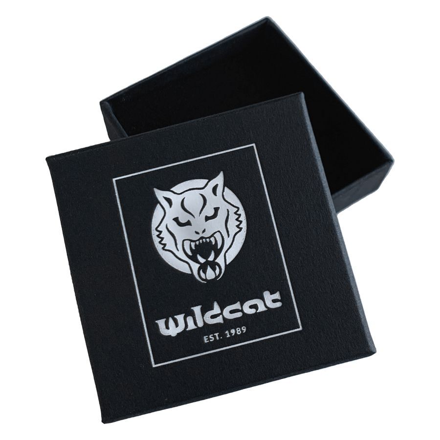Boîte à bijoux noire avec logo Wildcat Boîte à bijoux noire avec logo Wildcat et couvercle ouvert sur fond blanc