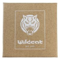 Wildcat boîte à bijoux en matériaux naturels Boîte à bijoux Wildcat marron avec logo blanc sur fond neutre