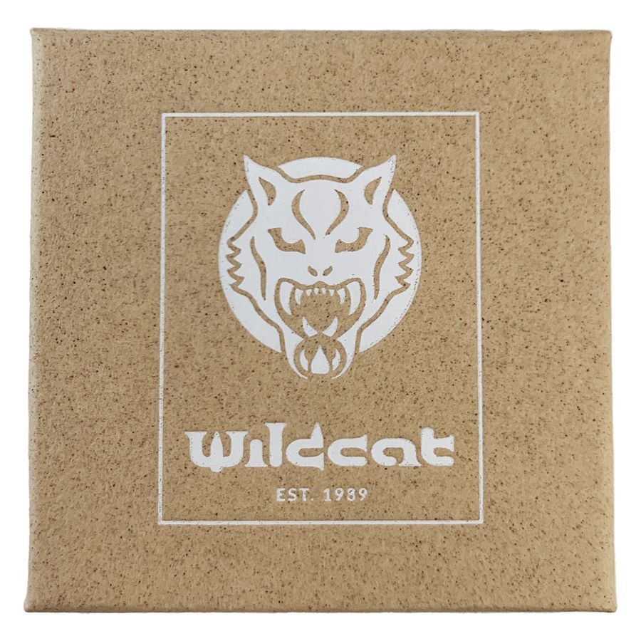 Wildcat boîte à bijoux en matériaux naturels Boîte à bijoux Wildcat marron avec logo blanc sur fond neutre