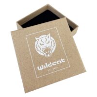 Boîte à bijoux en carton avec logo Wildcat Boîte à bijoux carrée en carton brun avec logo Wildcat blanc et doublure intérieure noire