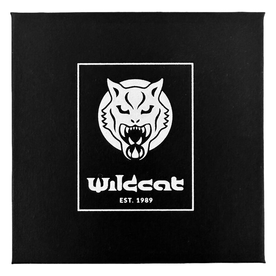 Boîte noire Wildcat Logo pour boucles d'oreilles Boîte noire avec logo Wildcat et texte 'EST. 1989' sur fond blanc