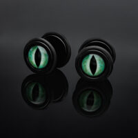 Verena Venus faux plug avec design œil de chat Faux plugs noirs avec œil de chat vert sur fond noir