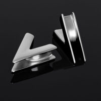 Deux Earsaddles en forme de V en argent et noir sur fond noir
