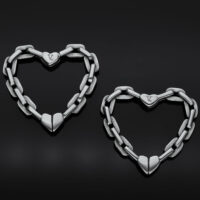Verena Venus Boucles d'Oreilles Cœur Argentées Poids d'oreilles en forme de cœur argenté avec maillons sur fond noir