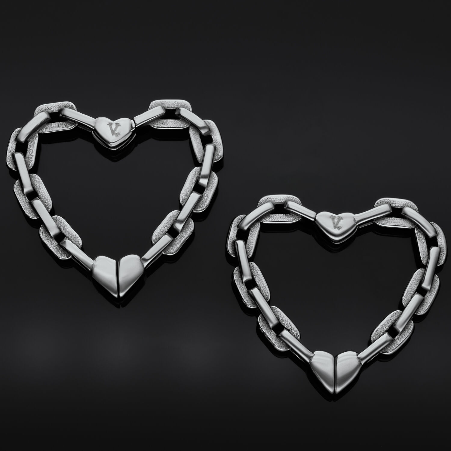 Verena Venus Boucles d'Oreilles Cœur Argentées Poids d'oreilles en forme de cœur argenté avec maillons sur fond noir