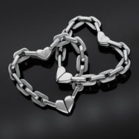 Verena Venus poids d'oreilles en forme de cœur, argent Poids d'oreilles en forme de cœur argentés en PMMA sur fond noir