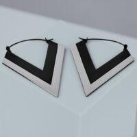 Boucles d'oreilles en forme de V argentées et noires sur fond gris