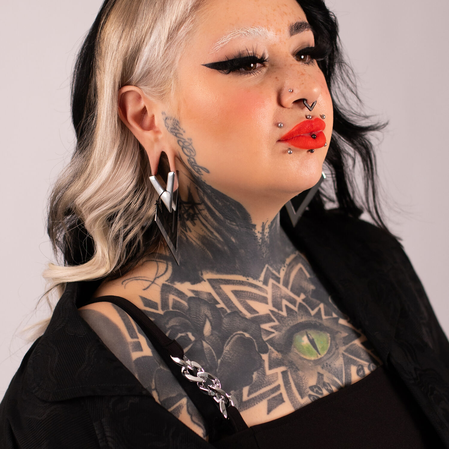 Femme avec Verena Venus Argent Noir V Hoops sur fond neutre