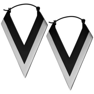 Boucles d'oreilles en forme de V argentées et noires en acier chirurgical sur fond blanc