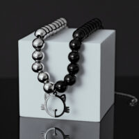 Verena Venus collier chat argent-noir Collier de perles argent-noir avec pendentif chat sur cube blanc