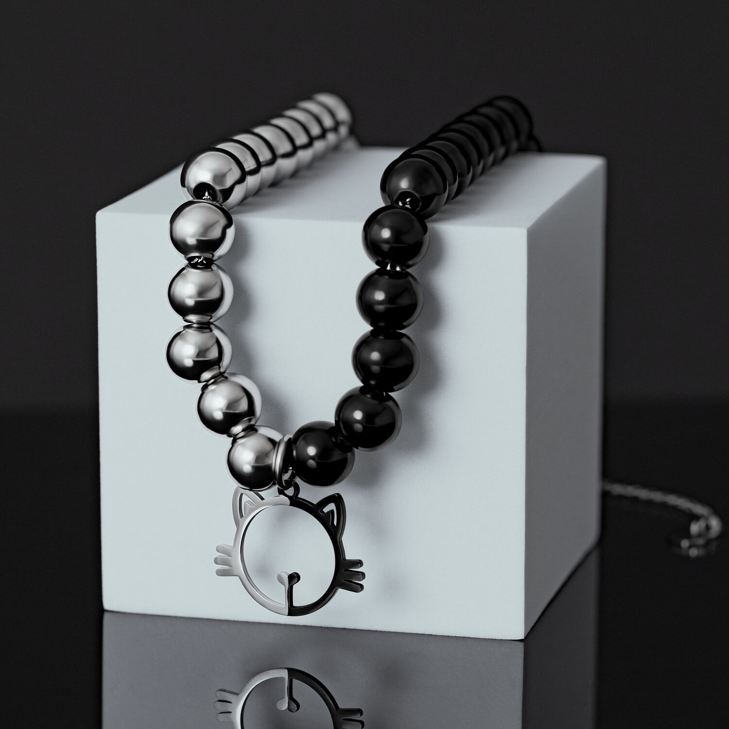 Verena Venus collier chat argent-noir Collier de perles argent-noir avec pendentif chat sur cube blanc