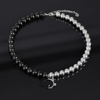 Collier à bulles chat argent-noir Collier avec perles argentées et noires et pendentif chat sur fond sombre