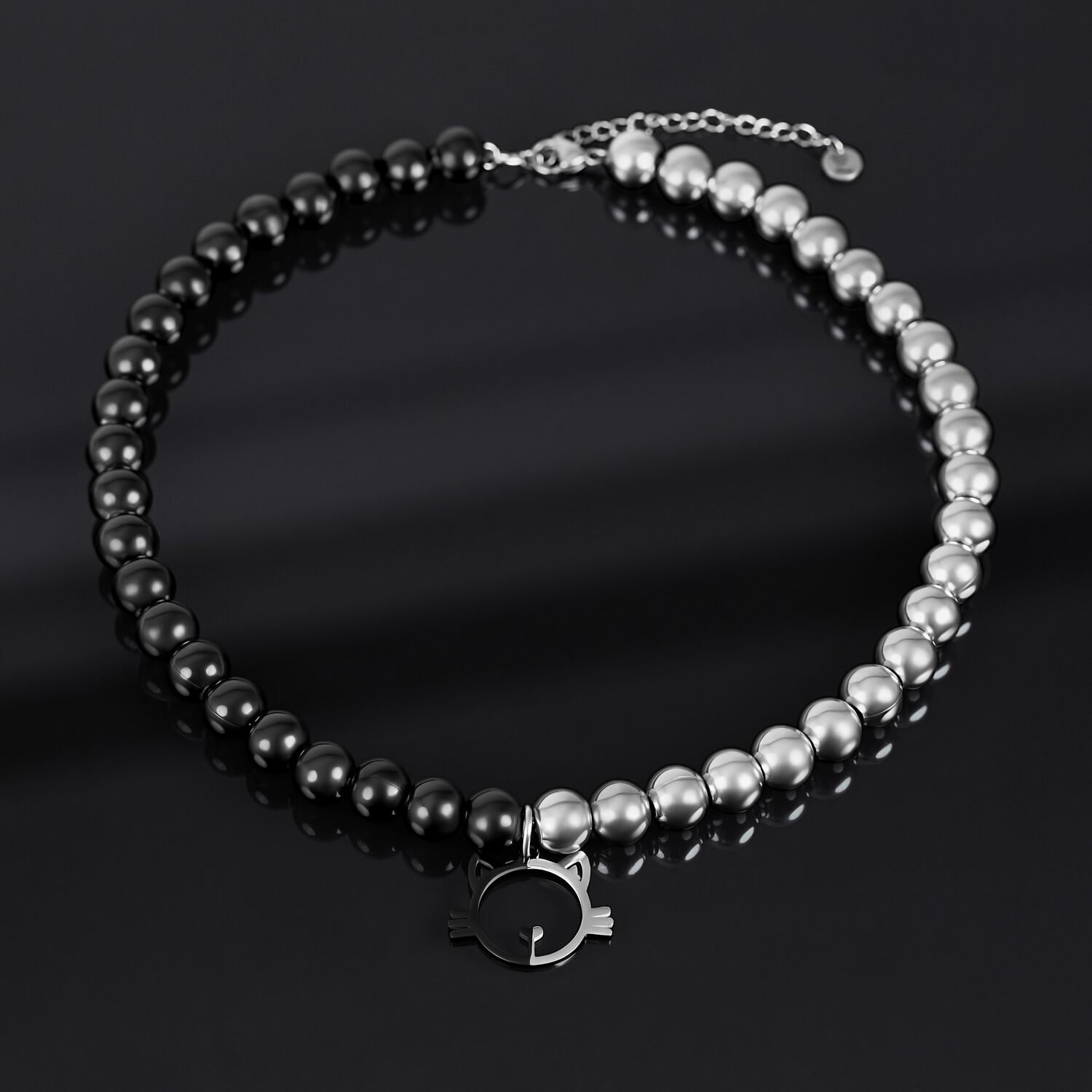 Collier à bulles chat argent-noir Collier avec perles argentées et noires et pendentif chat sur fond sombre