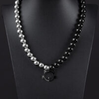Verena Venus Pendentif Chat Argent Noir Collier argenté et noir avec pendentif chat sur fond noir