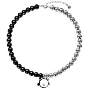 Collier de perles moitié noires, moitié argentées avec pendentif chat sur fond blanc