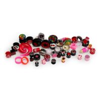Ensemble coloré Kiss Me avec piercings de Wildcat Divers piercings et plugs colorés en acrylique, PMMA, silicone, acier chirurgical 316L et bois sur fond blanc