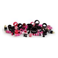 Set de piercings rose et noir de Wildcat Différents piercings roses et noirs répartis sur un fond blanc
