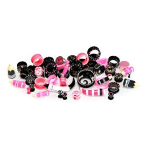 Différents piercings rose-noir sur fond blanc
