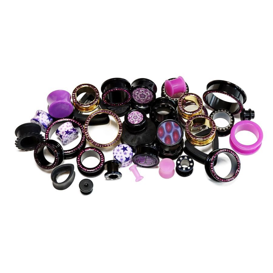 Deep Purple Set : Collection de piercings colorés Différents piercings en noir et violet sur fond blanc