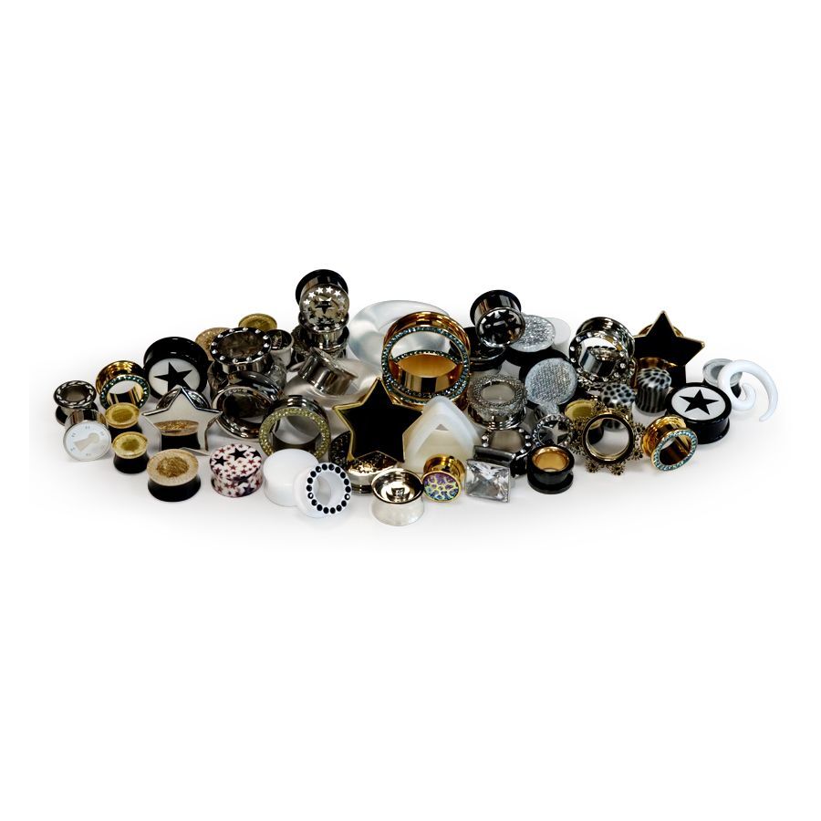 Différents ensembles de piercings en acrylique, silicone et acier sur fond blanc