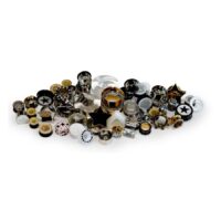 Différents piercings en acrylique, silicone et acier avec motifs d'étoiles sur fond blanc