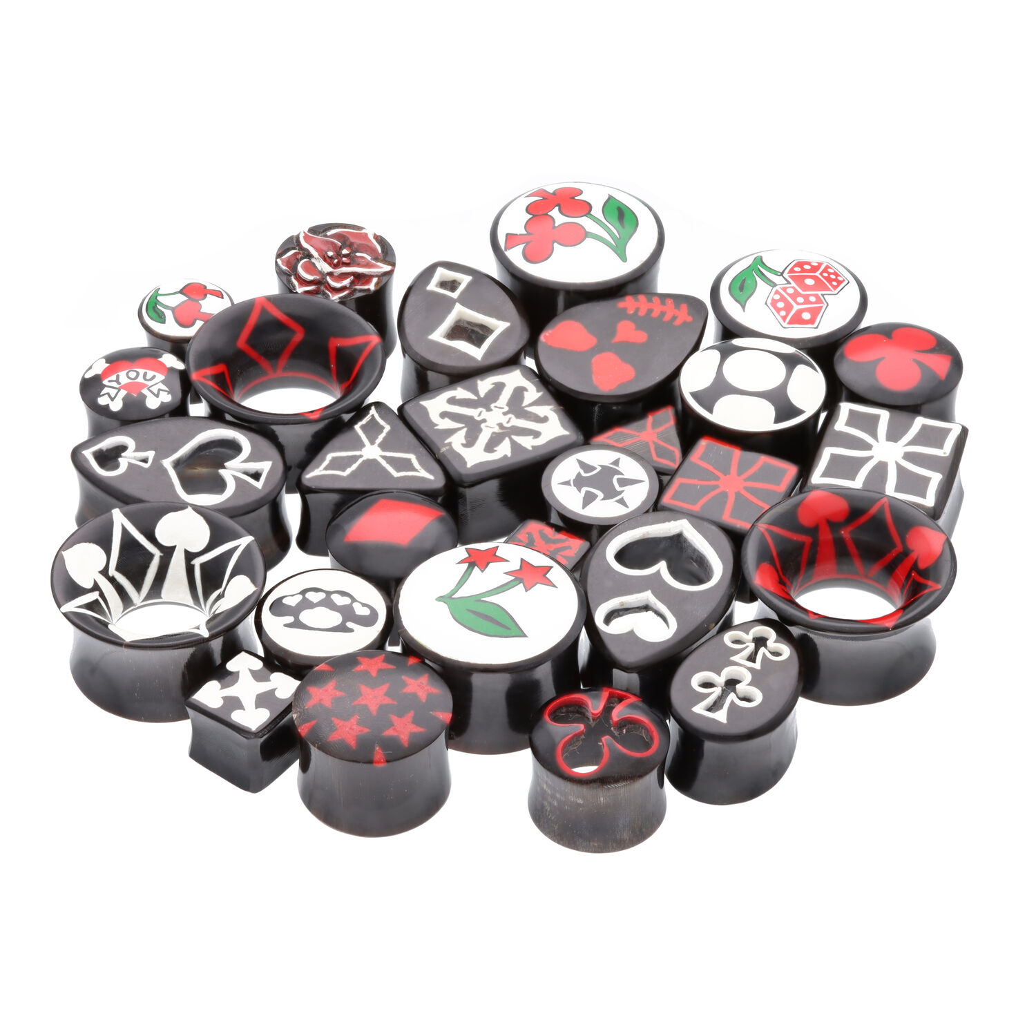 Différents piercings organiques en bois avec des motifs rouges et blancs sur fond blanc