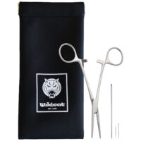 Kit de Changement de Piercing avec Pochette Pince à piercing argentée et aiguilles à côté d'une pochette noire avec logo Wildcat
