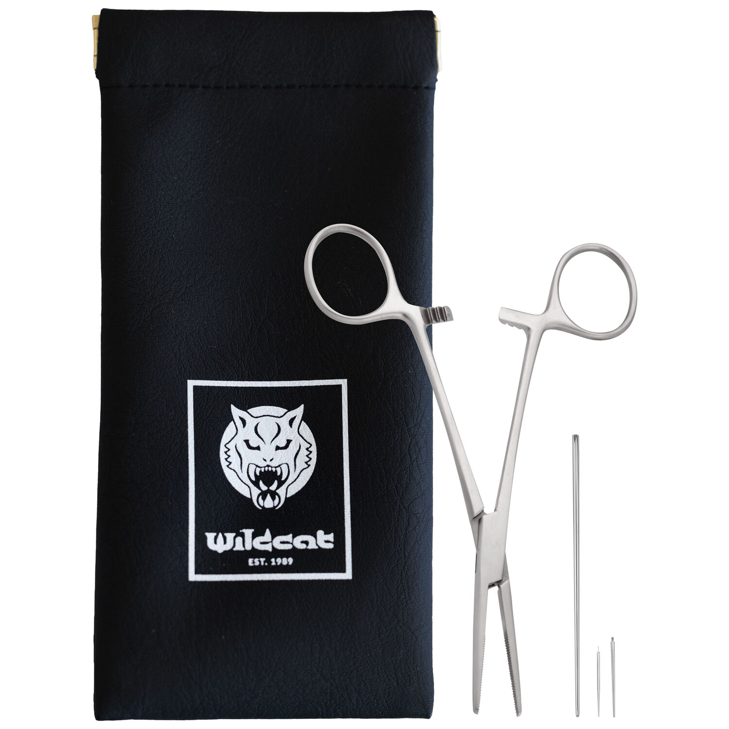 Kit de Changement de Piercing avec Pochette Pince à piercing argentée et aiguilles à côté d'une pochette noire avec logo Wildcat