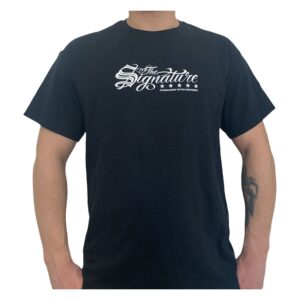 T-shirt noir de Wildcat avec l'inscription blanche 'The Signature', porté par une personne