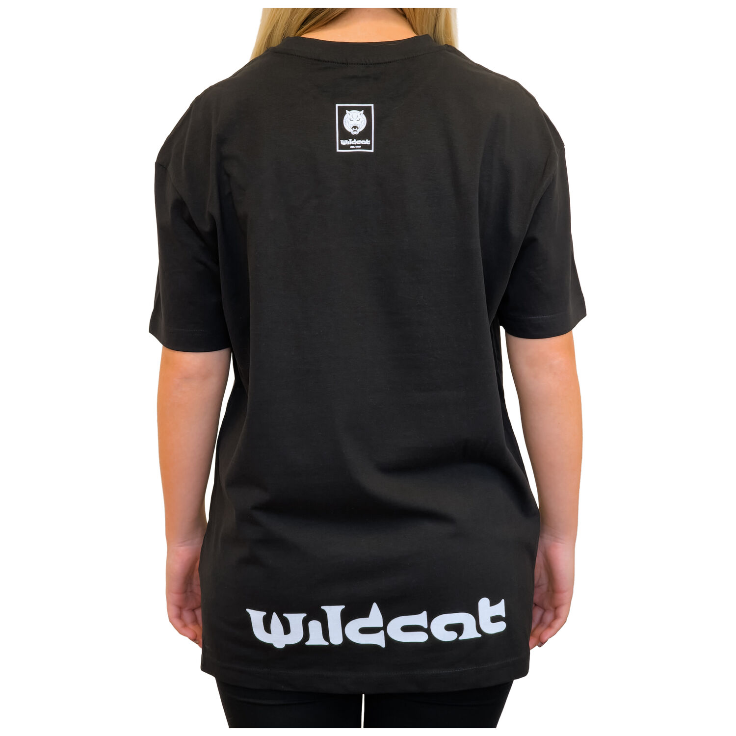 T-shirt boyfriend oversize en noir Vue arrière d'un T-shirt Wildcat noir avec logo sur fond blanc