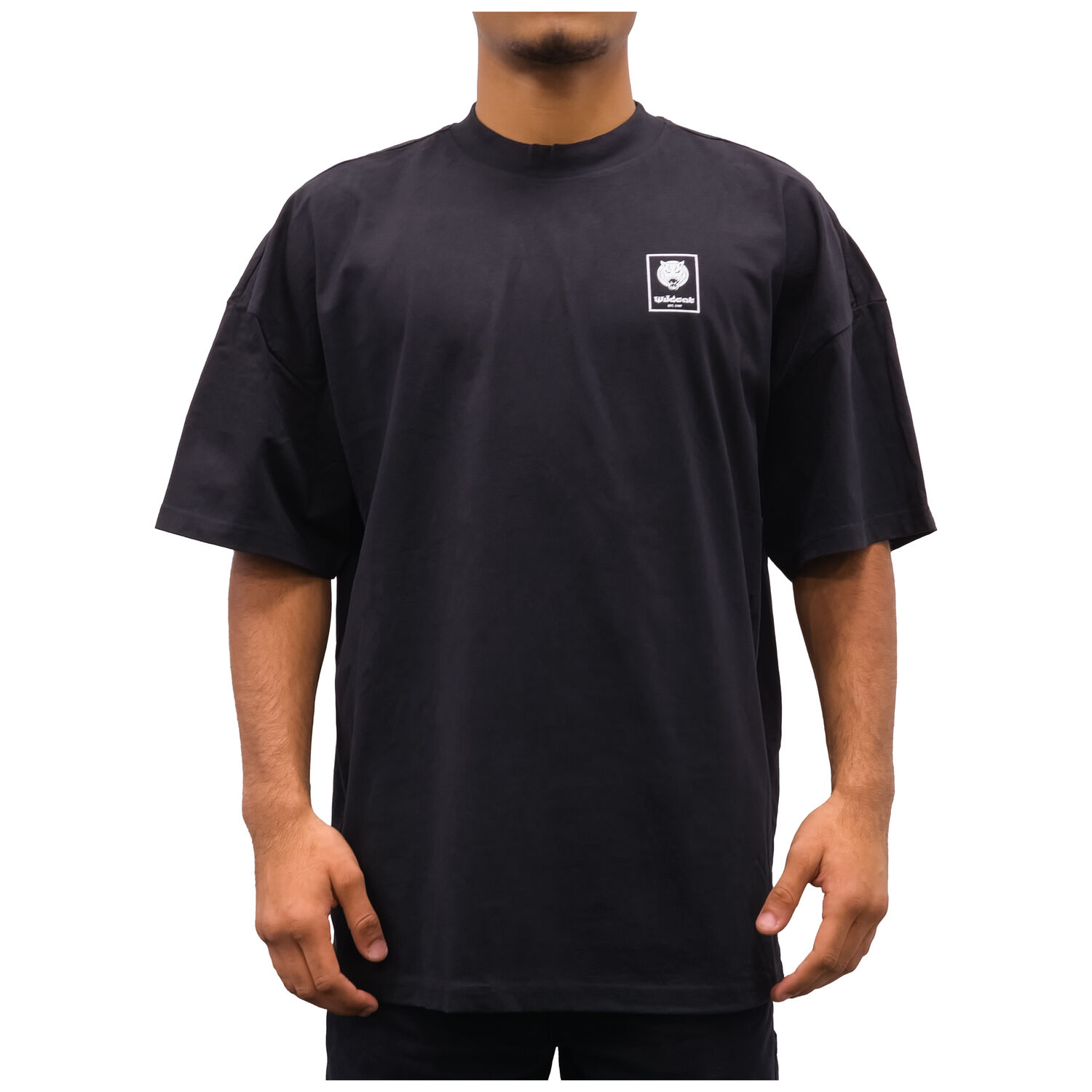 T-shirt noir oversize à col montant T-shirt unisexe noir oversize avec col montant, coton, personne portant taille L